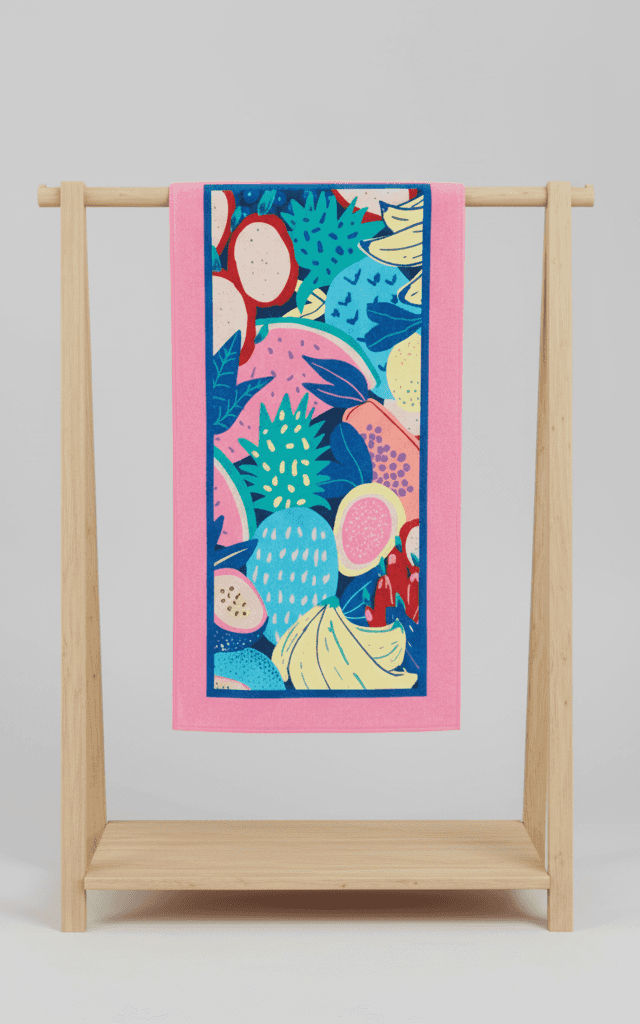 Rosa Handtuch mit lebendiger grafischer tropischer Früchte-Muster mit exotischen Früchten und blauer Bordüre