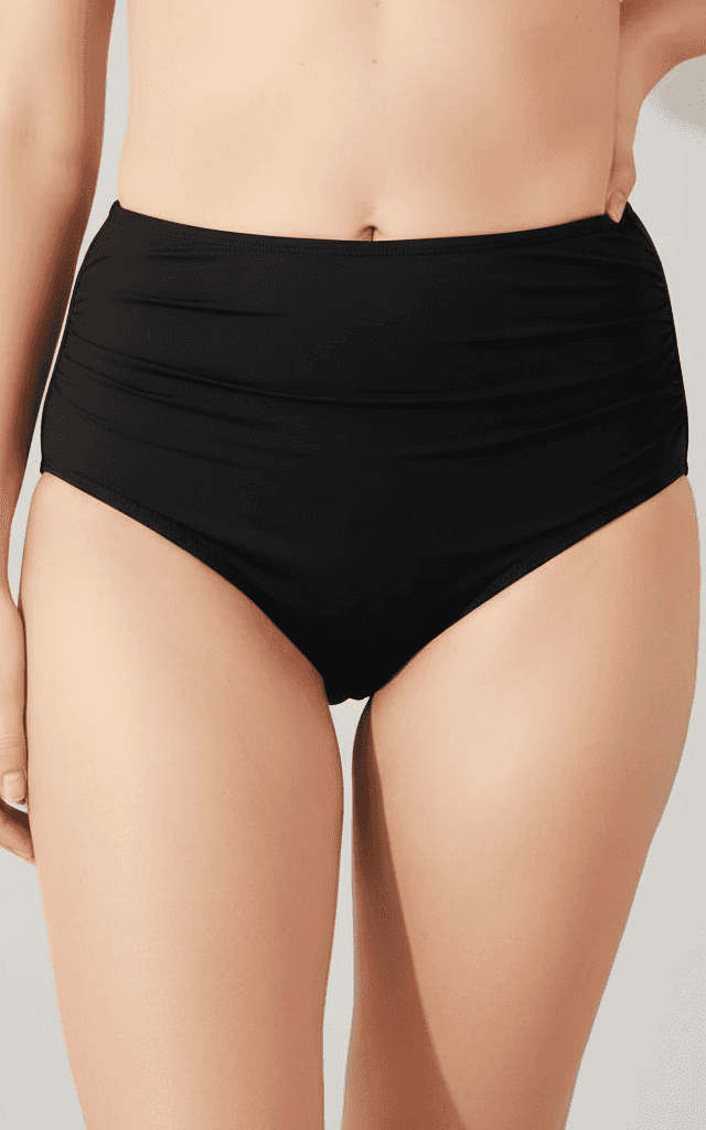 Bikini-Höschen mit High-Waist gerafftem Design in unifarbenem Schwarz, bietet maximale Abdeckung und Bauchkontrolle.