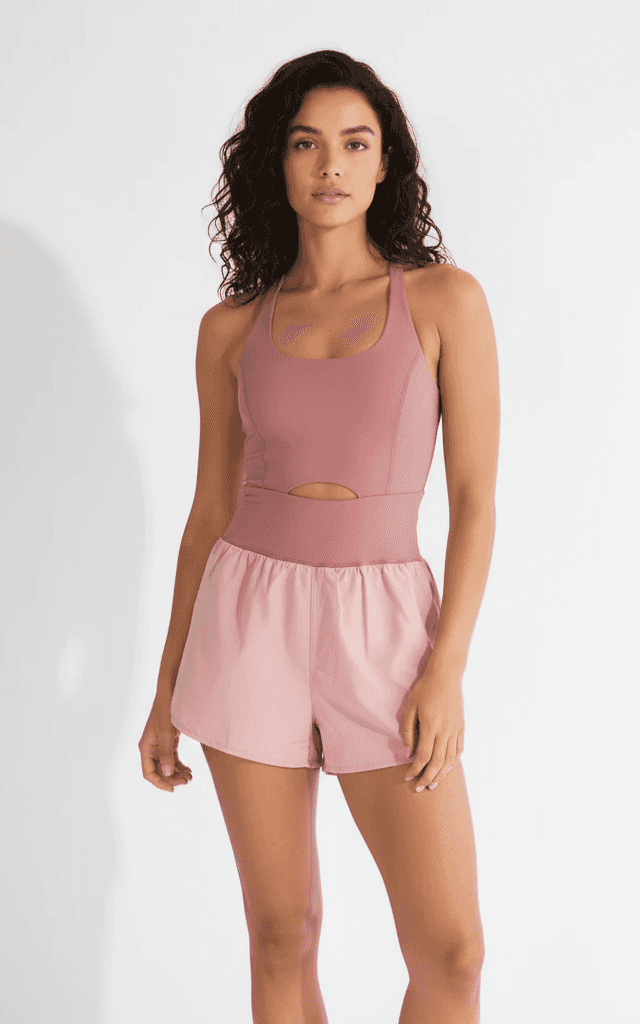 Staubiger Rosa Romper mit Kontrast-Shorts und Taillenausschnitt für sportliche Freizeitkleidung